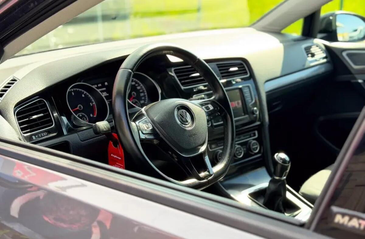VOLKSWAGEN Golf 1.6 TDi Confortline