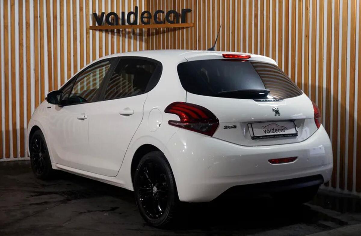 PEUGEOT 208 1.5 BlueHDi Signature