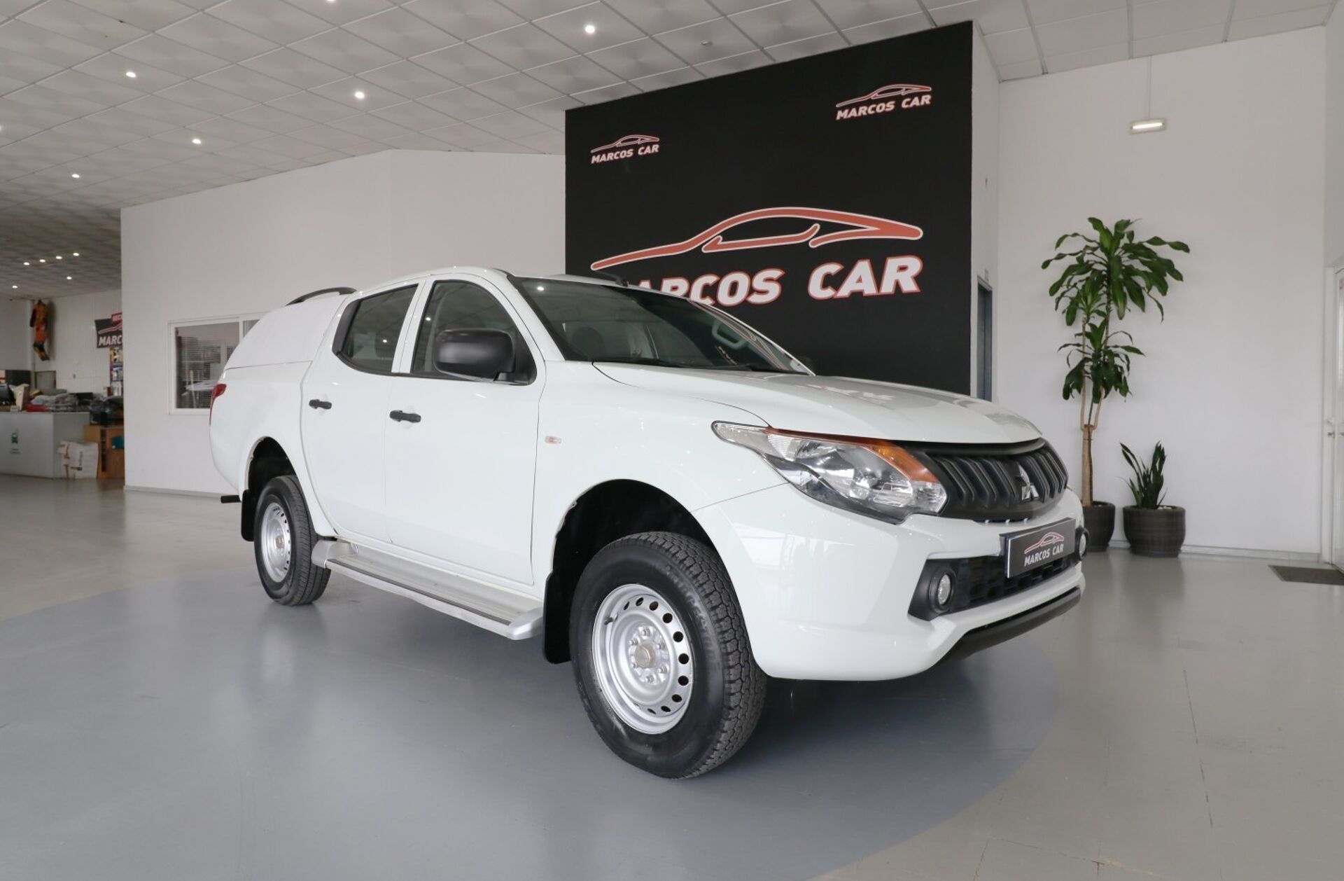 MITSUBISHI L 200 2.4 DI-D CD Invite 4WD