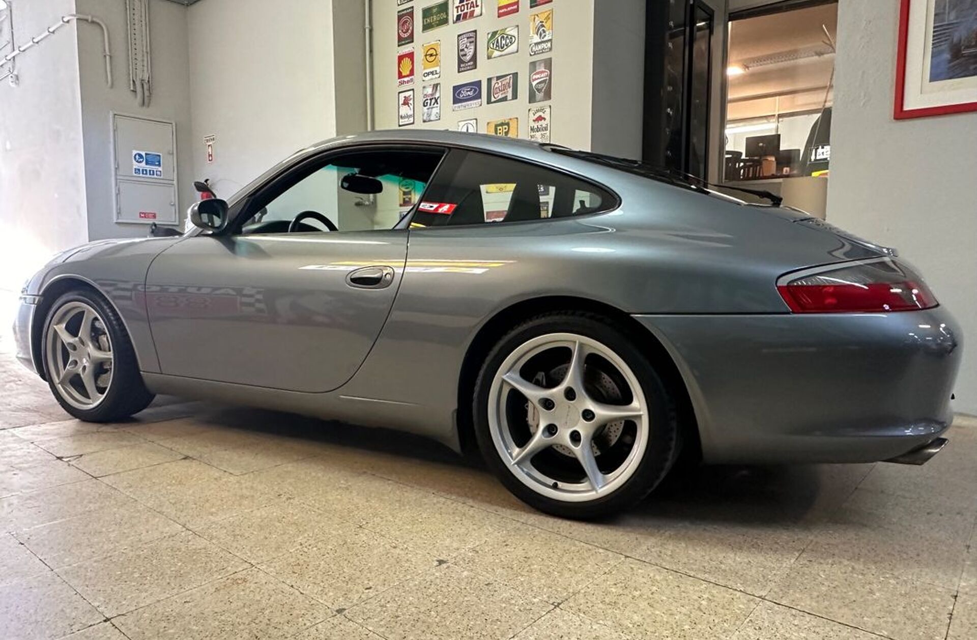 PORSCHE 911 Carrera 4