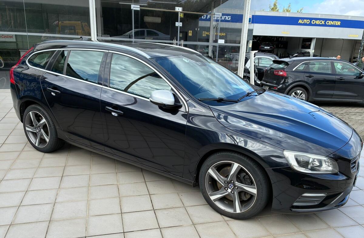 VOLVO V60 2.4 D6 Momentum AWD Phev