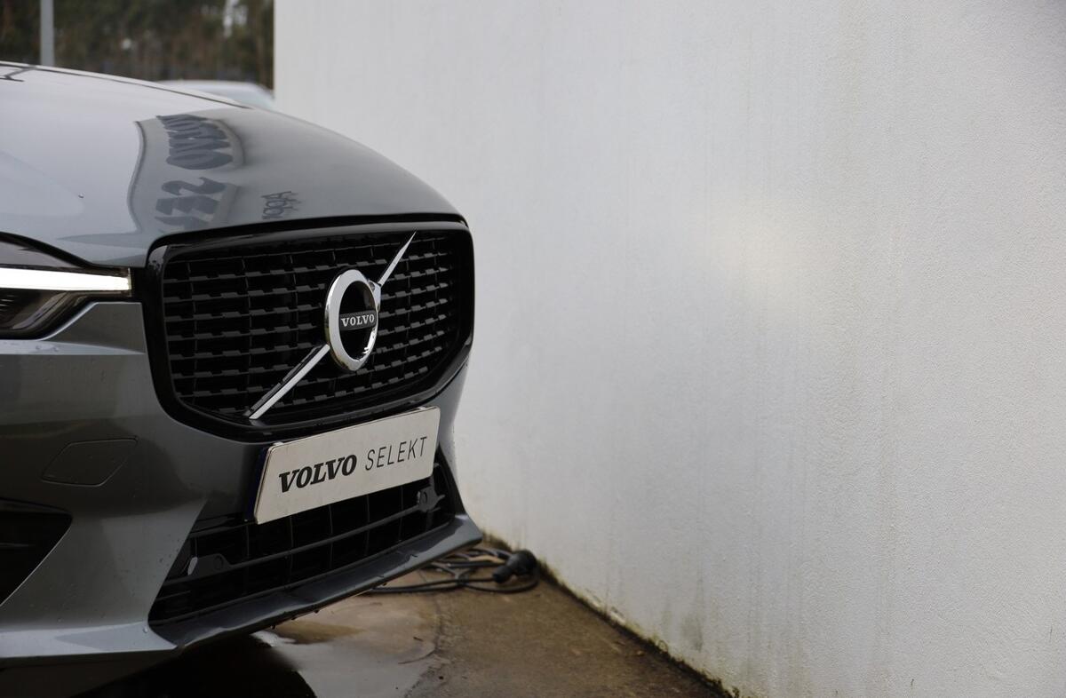 VOLVO XC60 2.0 B4 Momentum Plus