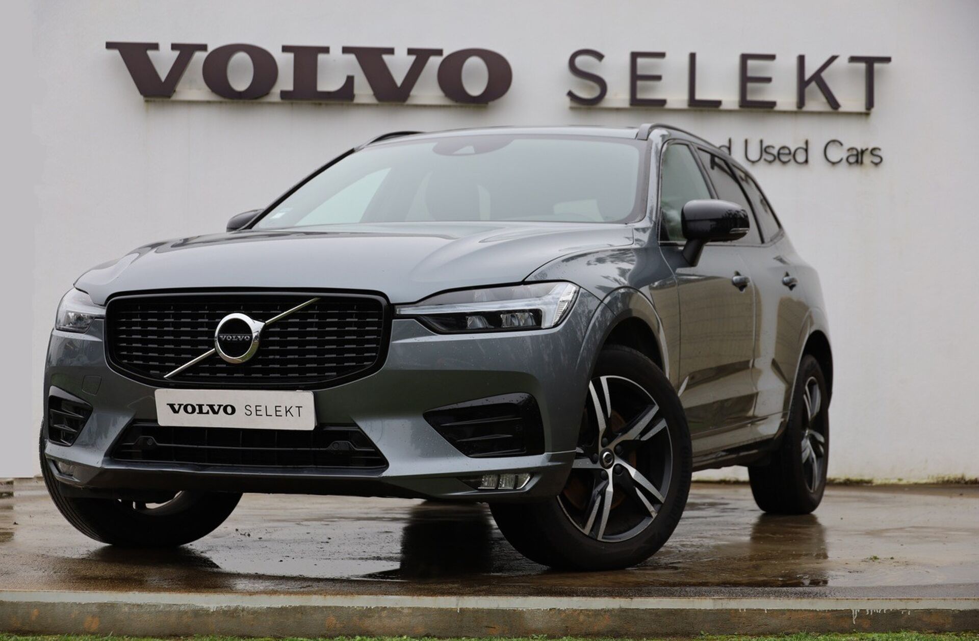 VOLVO XC60 2.0 B4 Momentum Plus