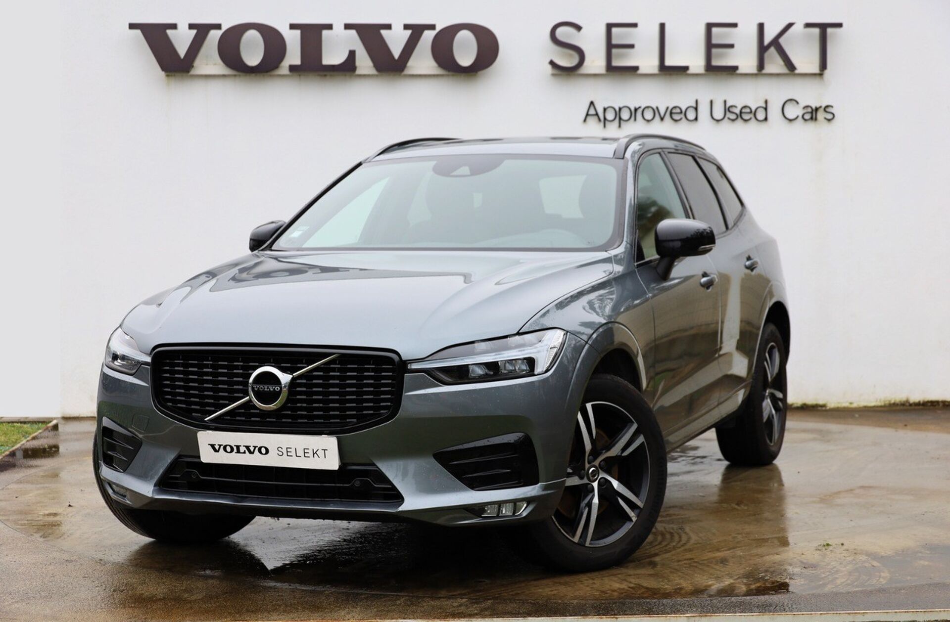 VOLVO XC60 2.0 B4 Momentum Plus