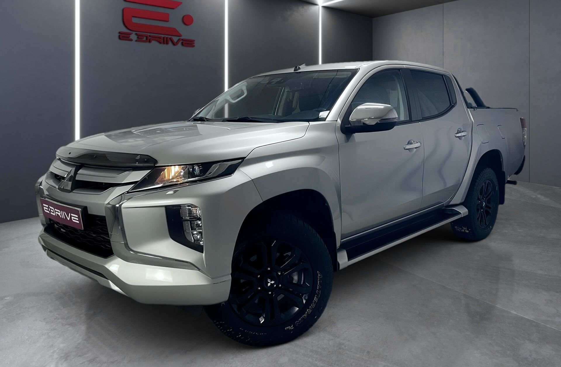 MITSUBISHI L 200 2.3 DI-D Strakar Space Cab Connect Edition 4WD