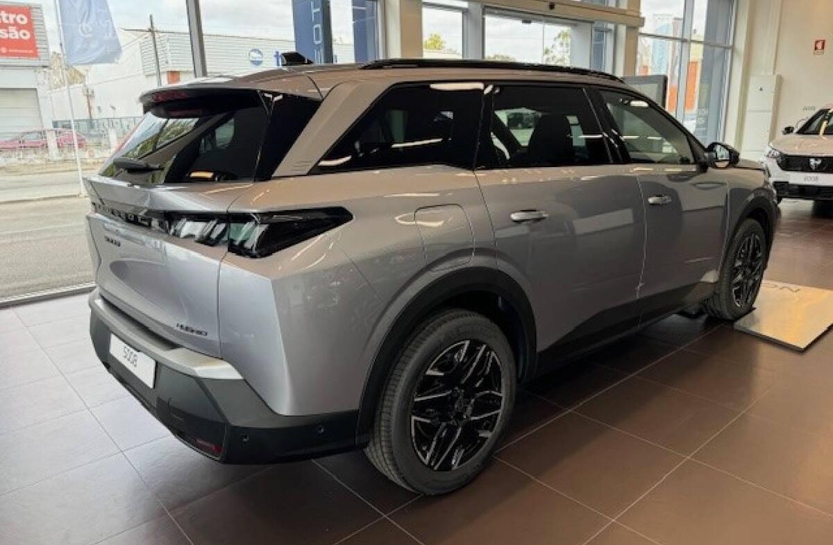 PEUGEOT 5008 1.2 Hybrid Allure e-DCS6