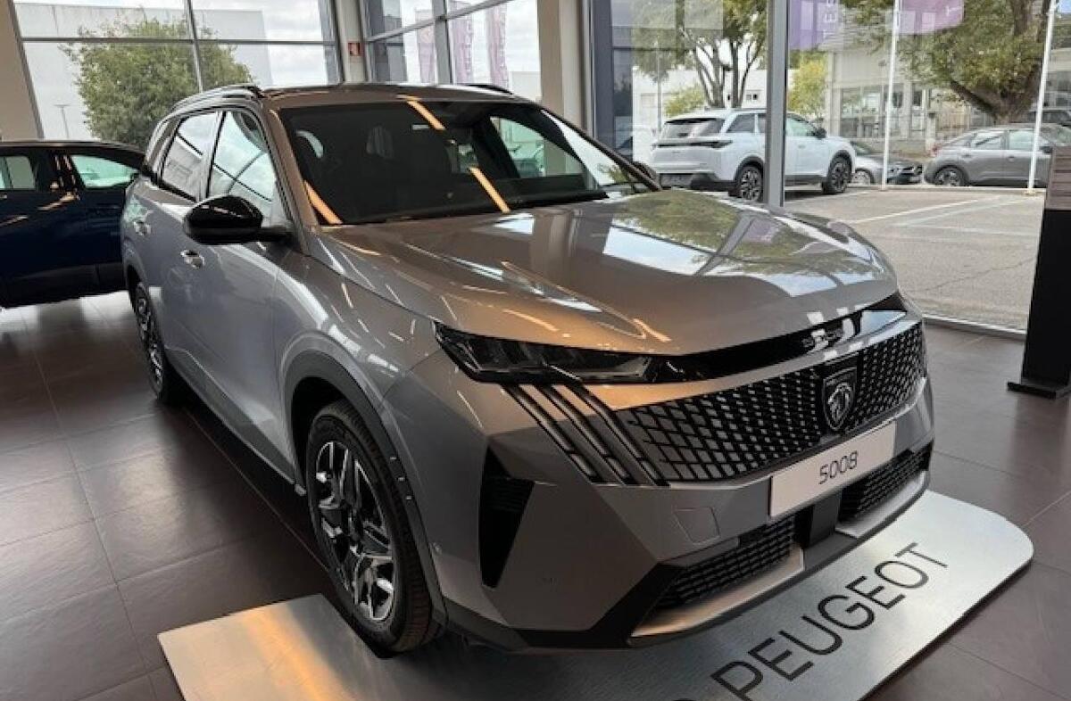 PEUGEOT 5008 1.2 Hybrid Allure e-DCS6
