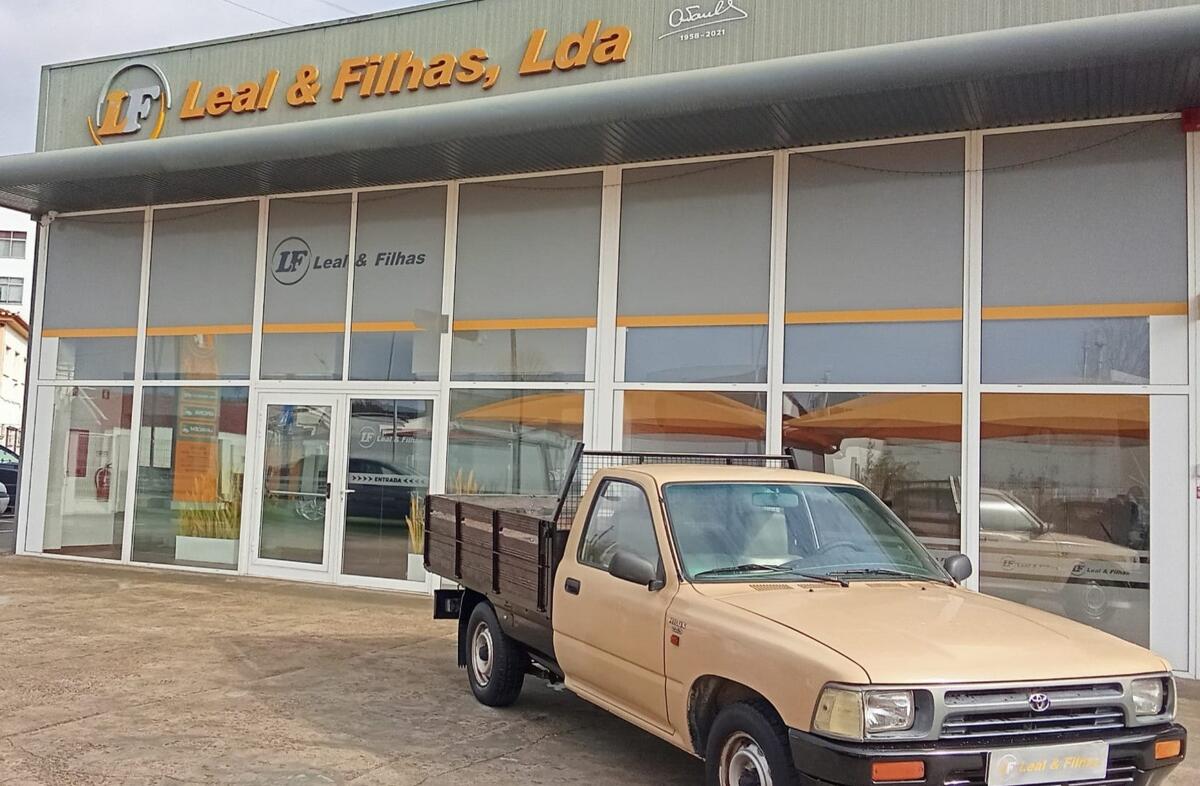 TOYOTA Hilux 2.4 D LN105L