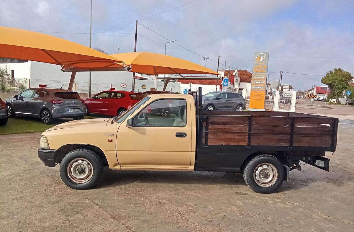 TOYOTA Hilux 2.4 D LN105L