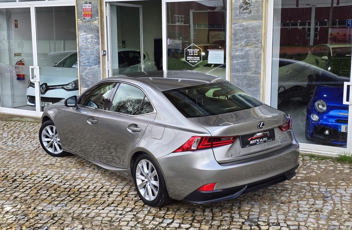LEXUS IS 300h Pack Executive