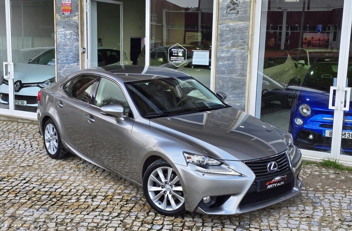 LEXUS IS 300h Pack Executive
