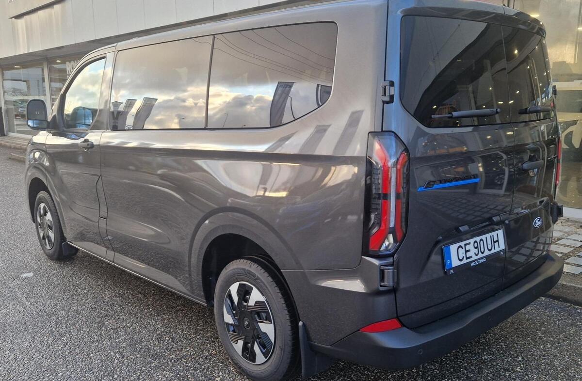 FORD Transit E-Tourneo Custom BEV 83 kWh Titanium
