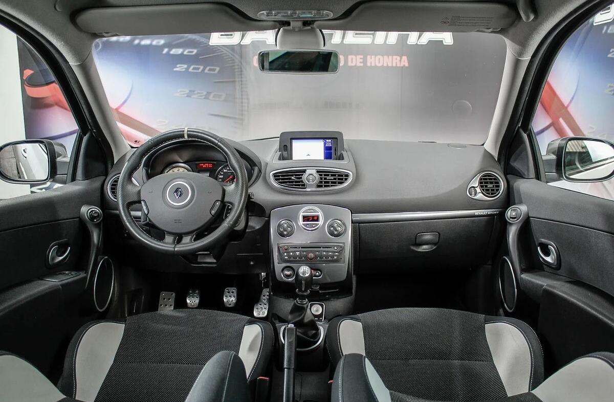 RENAULT Clio 2.0 16V RS