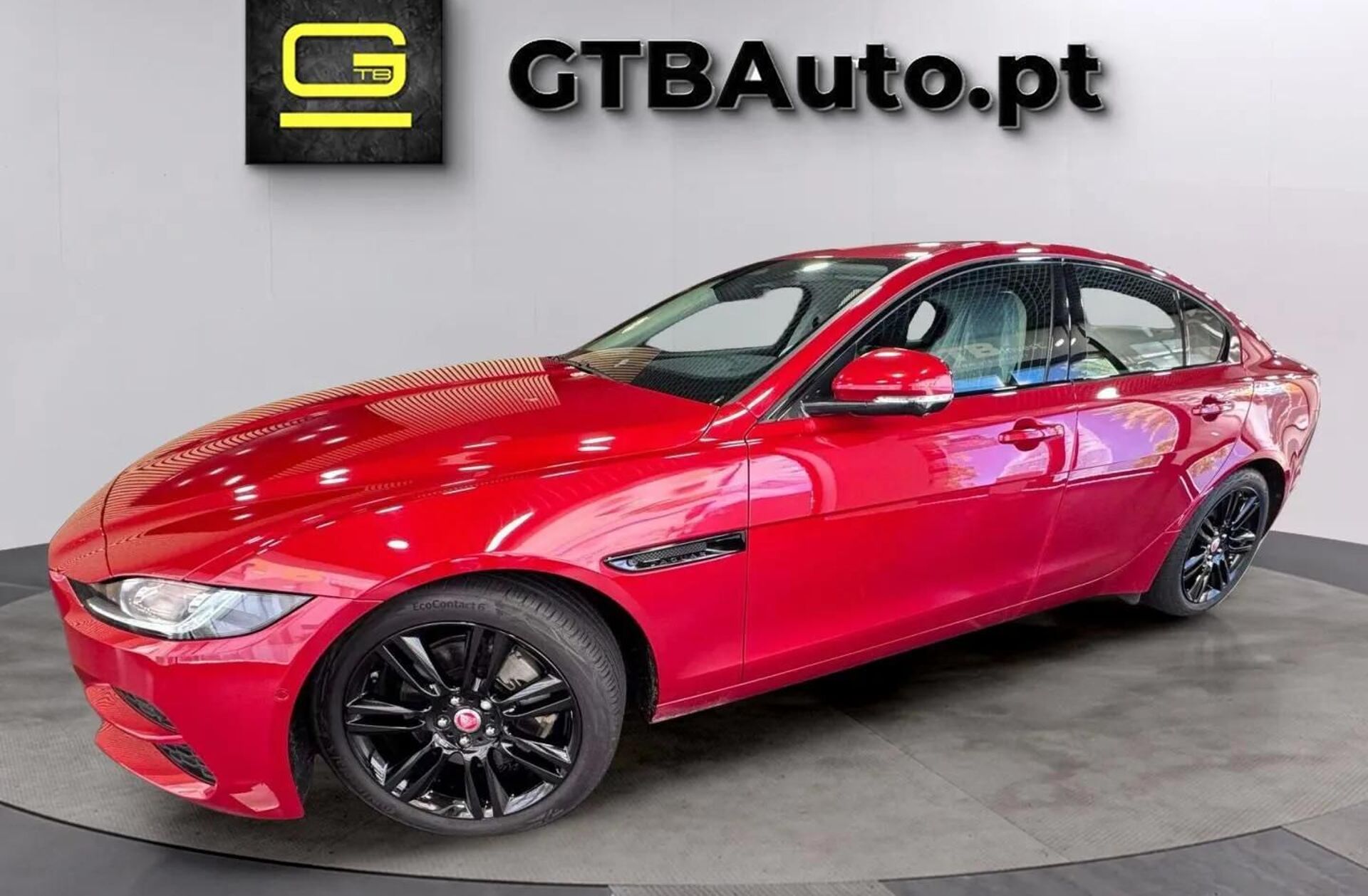JAGUAR XE 2.0 i4 R-Dynamic Black