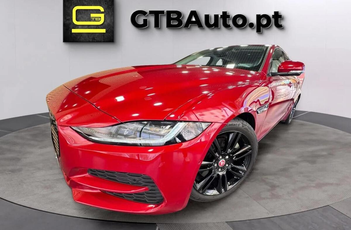 JAGUAR XE 2.0 i4 R-Dynamic Black