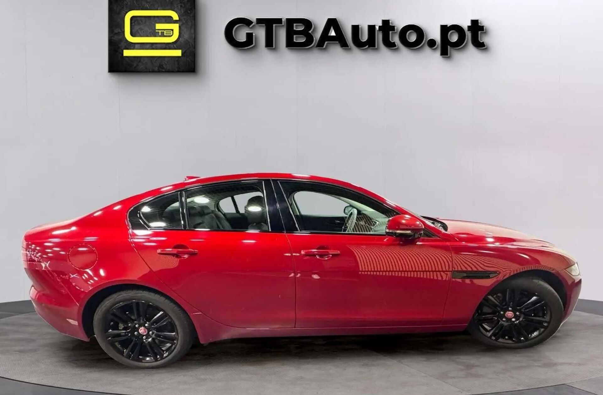 JAGUAR XE 2.0 i4 R-Dynamic Black