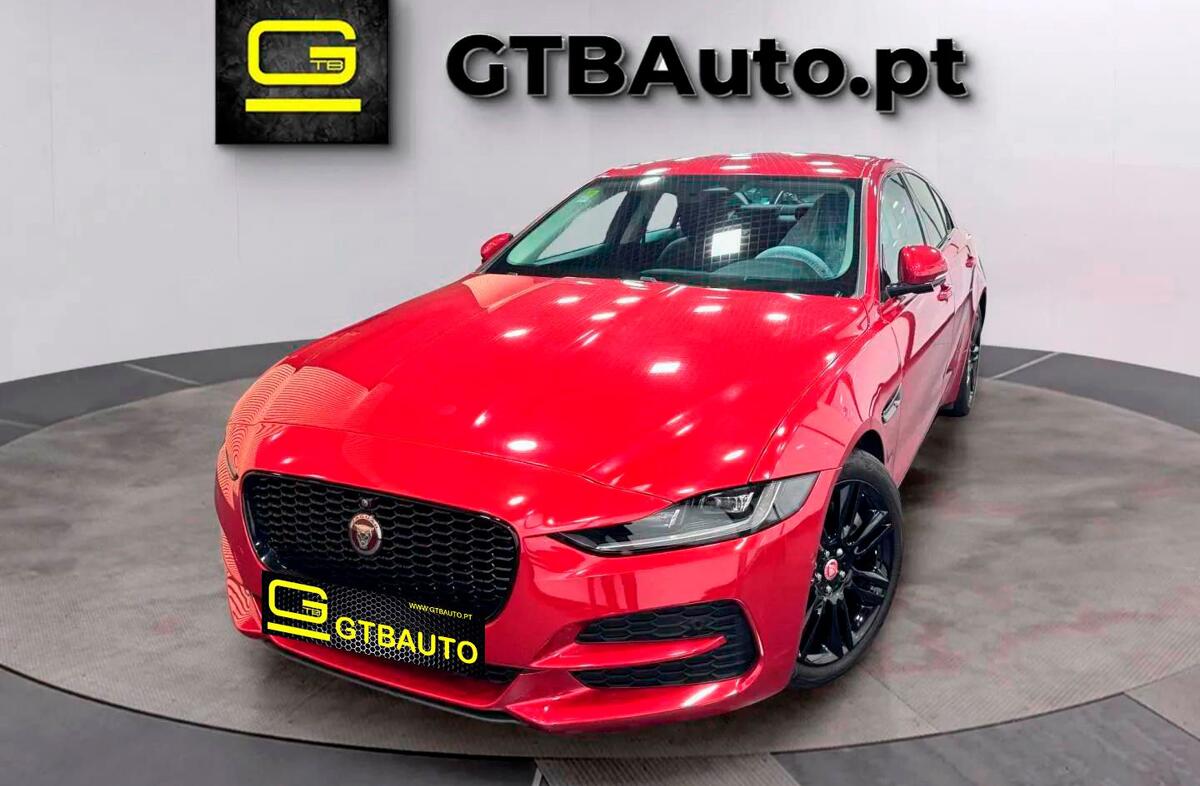 JAGUAR XE 2.0 i4 R-Dynamic Black