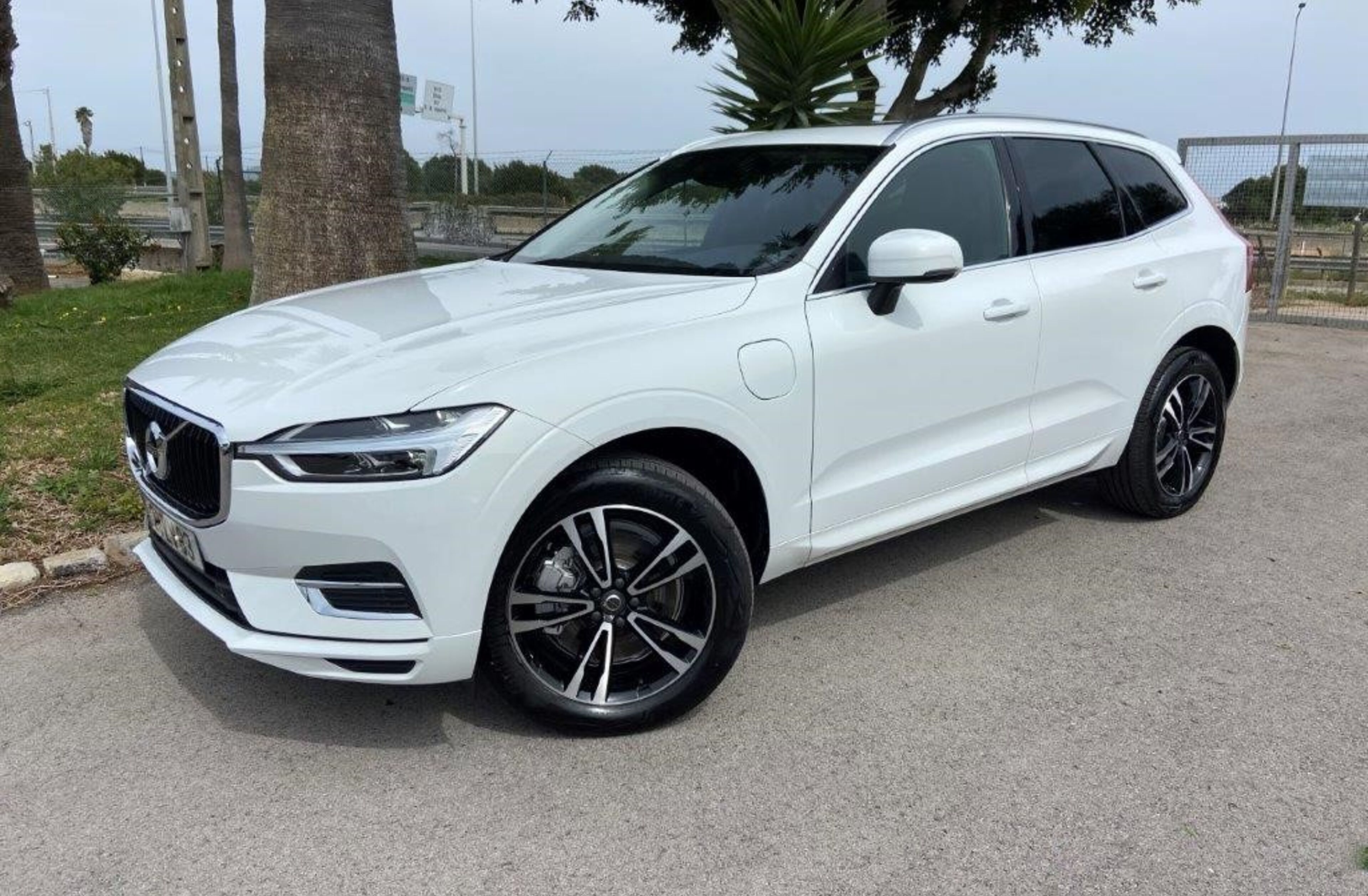VOLVO XC60 2.0 T8 PHEV Momentum Plus AWD