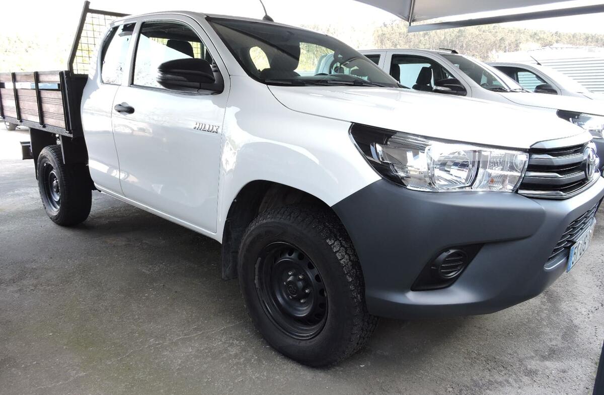 TOYOTA Hilux 2.4 D-4D 4WD CE 3L CM