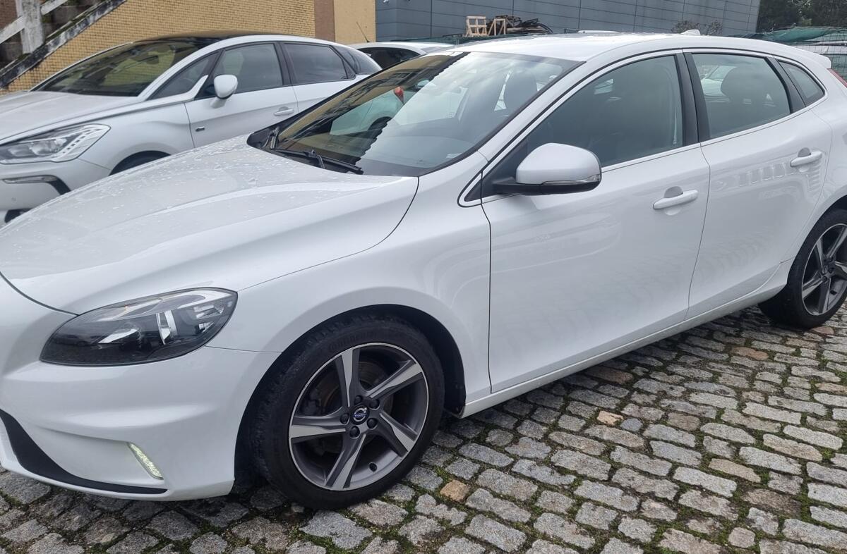 VOLVO V40 2.0 D2 R-Design