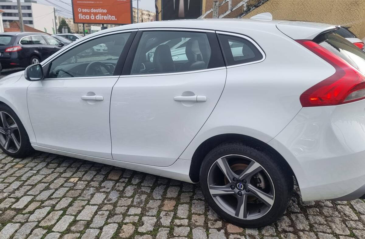 VOLVO V40 2.0 D2 R-Design