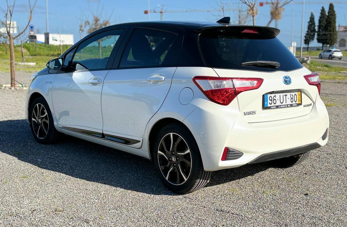 TOYOTA Yaris 1.5 HSD Square Collec.Cement