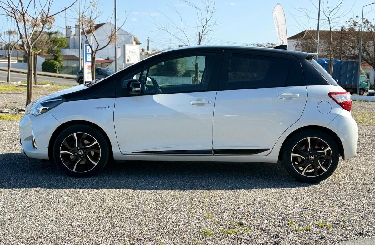 TOYOTA Yaris 1.5 HSD Square Collec.Cement