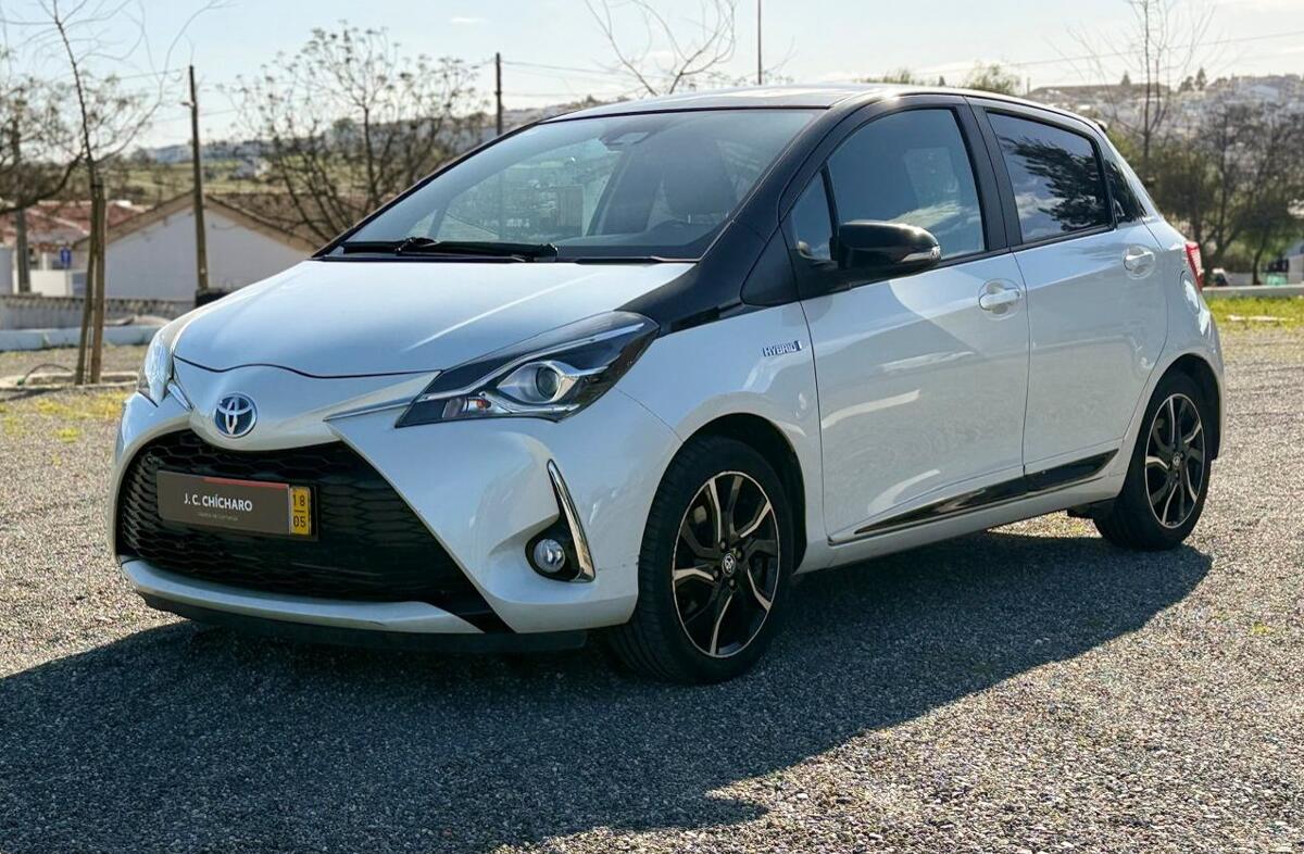 TOYOTA Yaris 1.5 HSD Square Collec.Cement