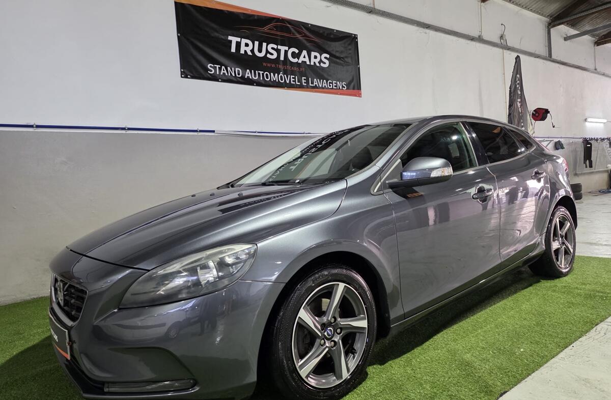 VOLVO V40 1.6 D2 Momentum Eco