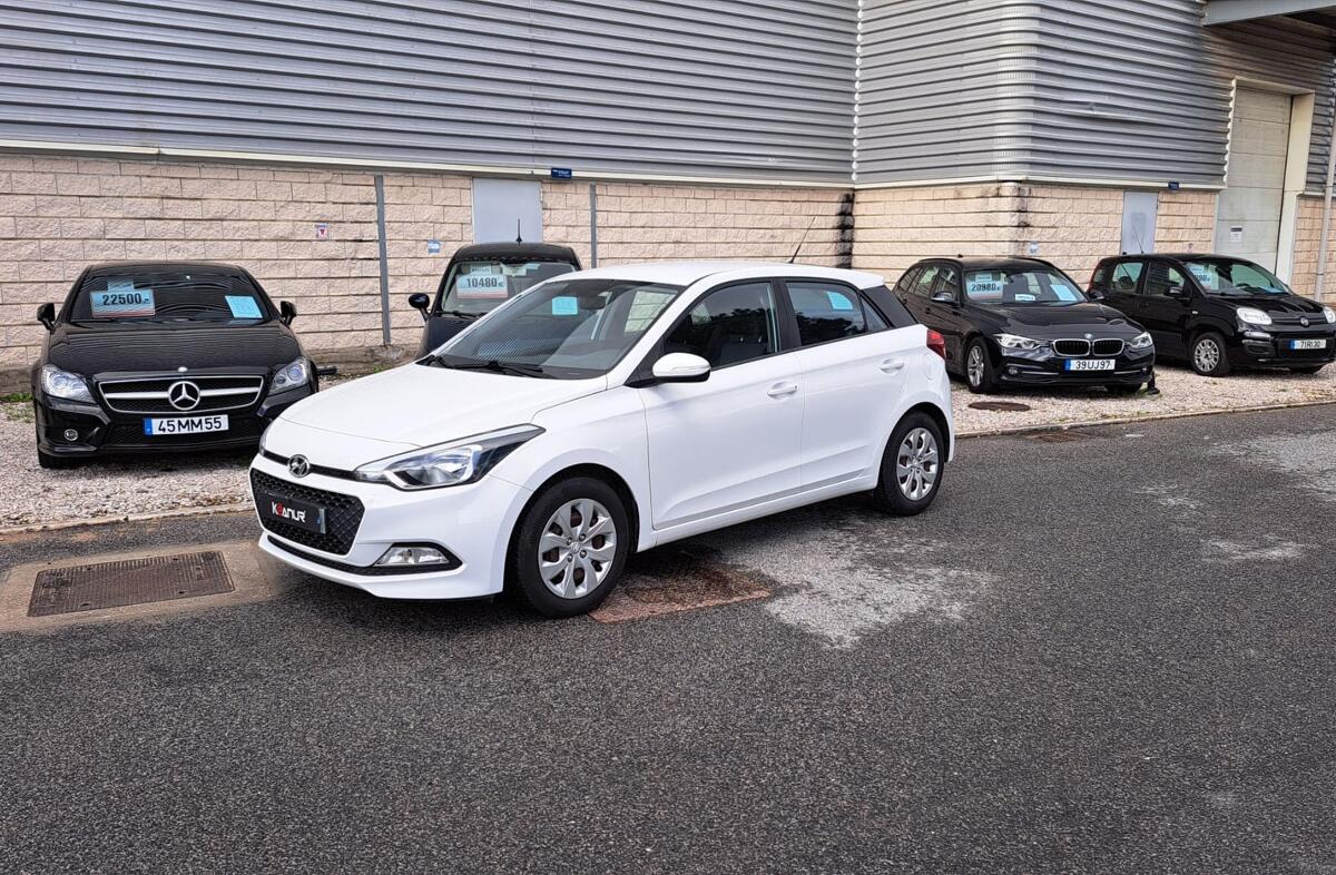 HYUNDAI i20 1.1 CRDi Access+B.+Comandos no Volante
