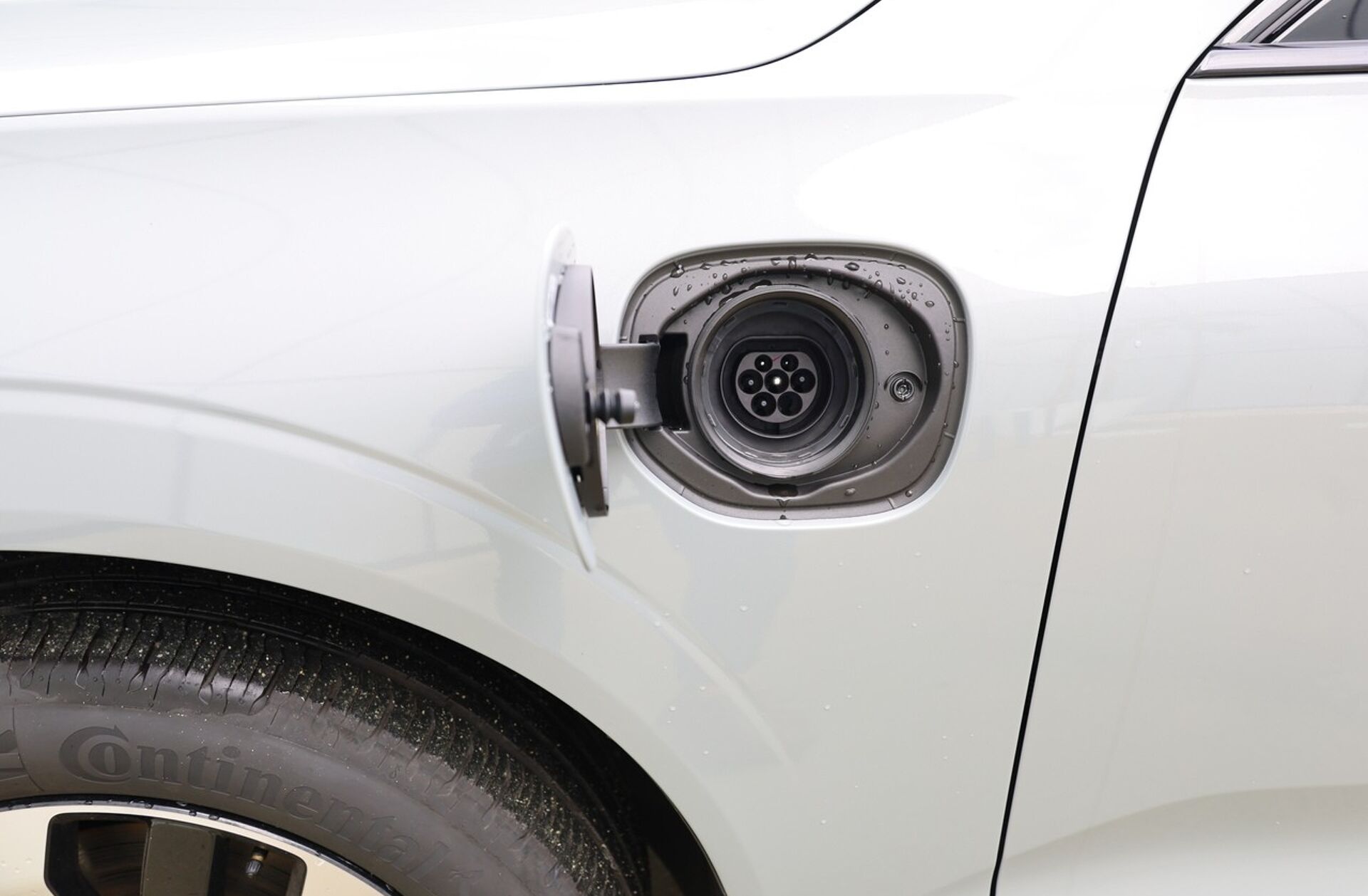 VOLVO XC60 2.0 T6 PHEV Plus Dark AWD