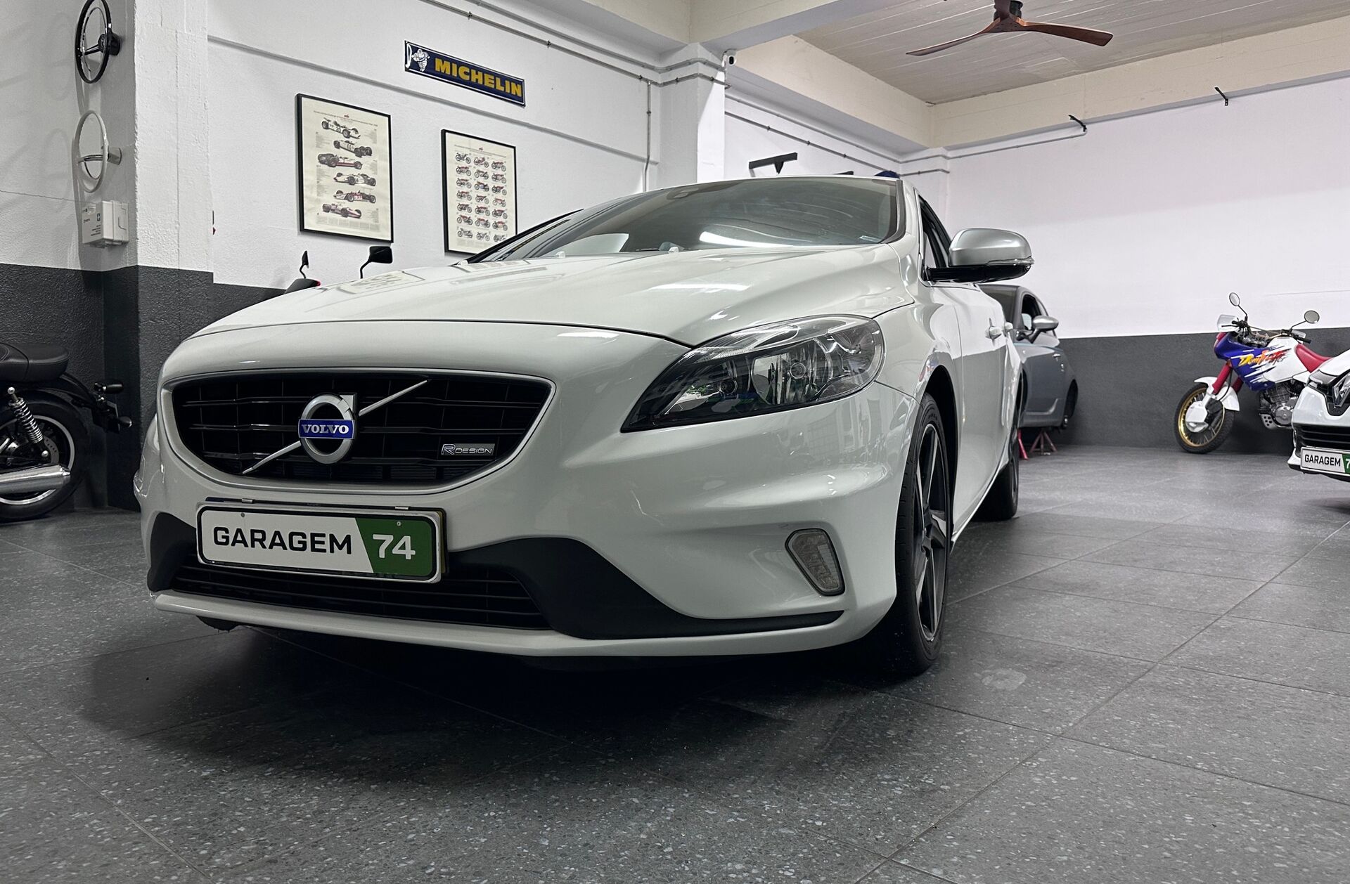 VOLVO V40 1.6 D2 R-Design