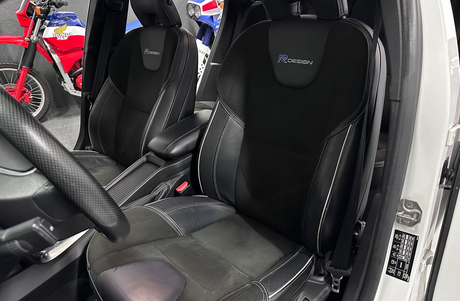 VOLVO V40 1.6 D2 R-Design