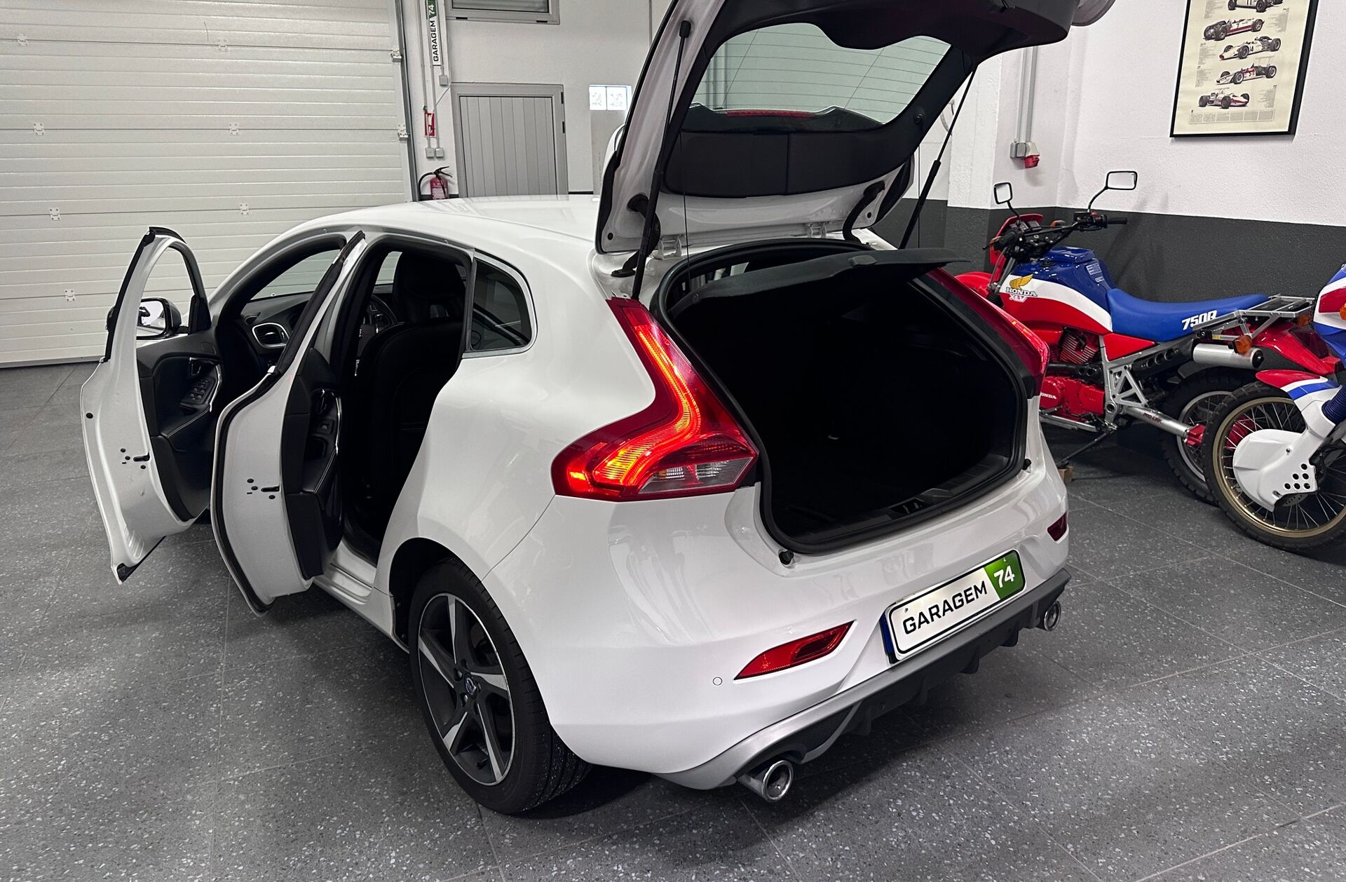 VOLVO V40 1.6 D2 R-Design