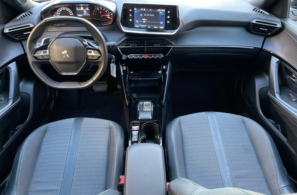 PEUGEOT 2008 1.2 PureTech Allure Pack EAT8