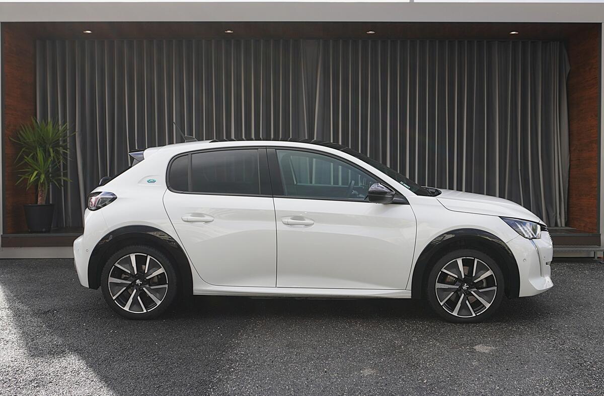 PEUGEOT 208 e- 50 kWh Allure Pack
