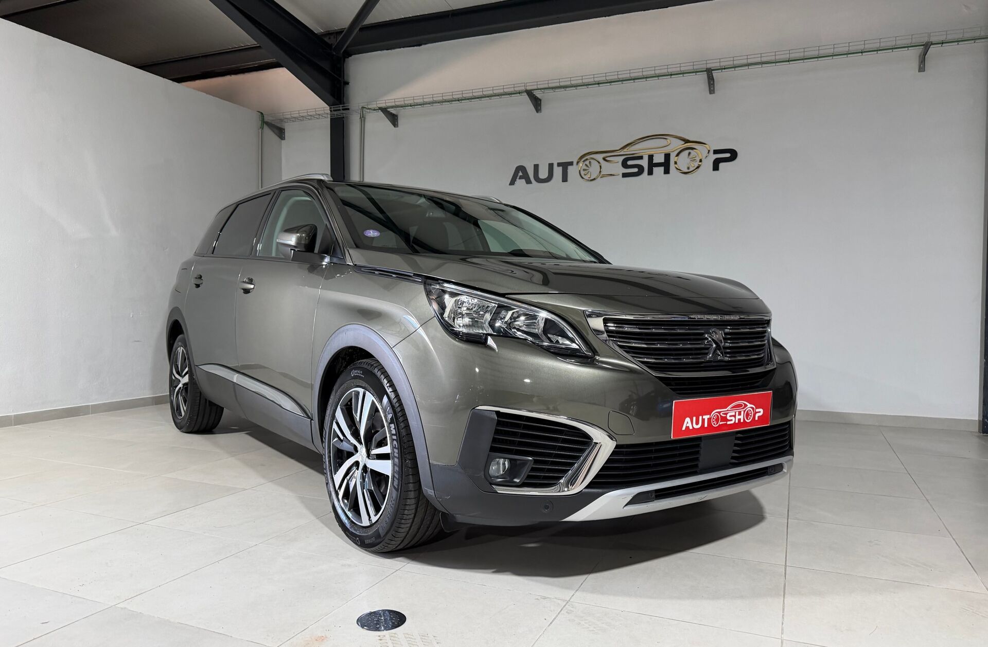 PEUGEOT 5008 1.2 PureTech Allure