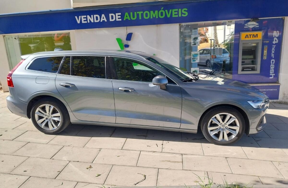 VOLVO V60 2.0 B4 Momentum Geartronic
