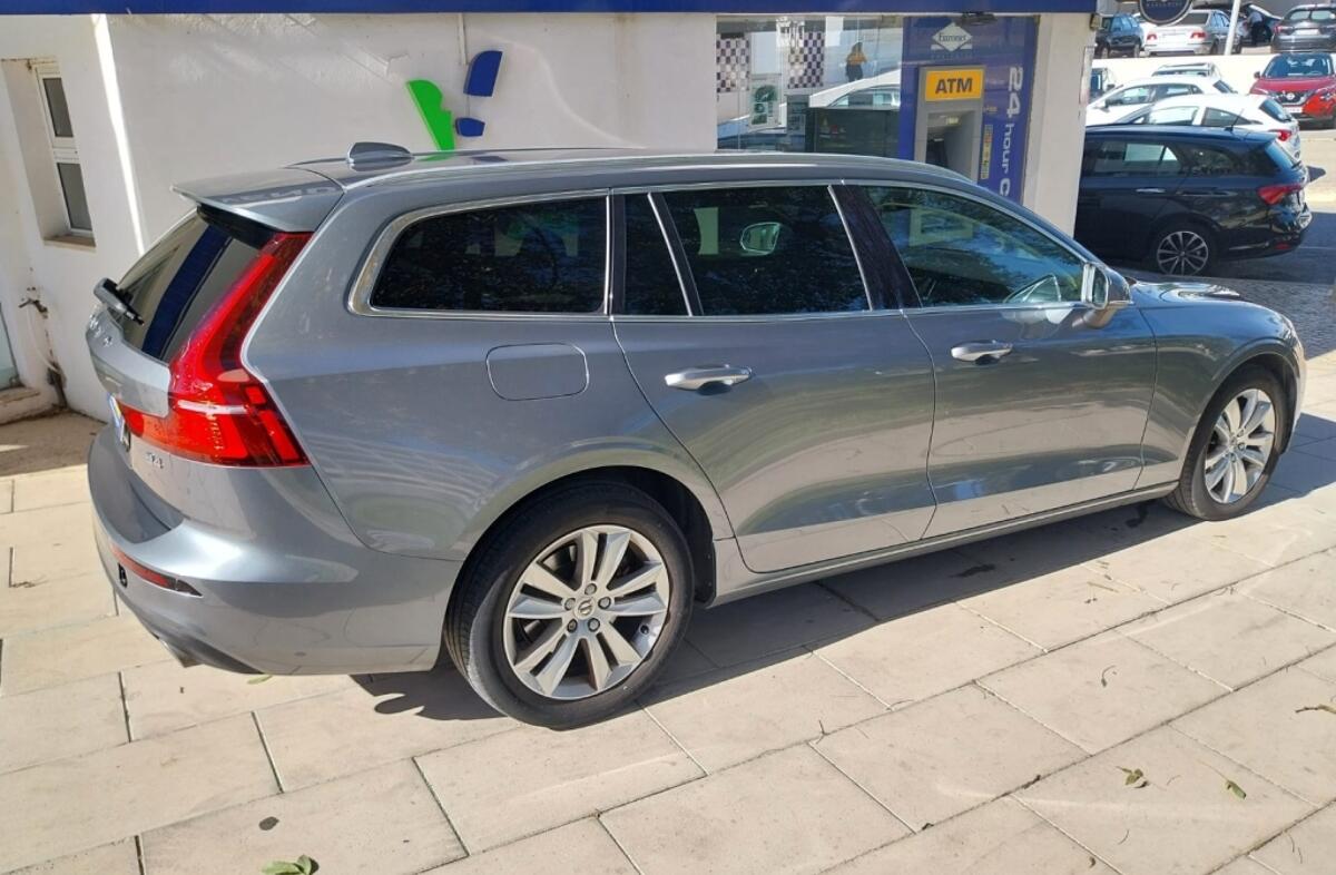 VOLVO V60 2.0 B4 Momentum Geartronic