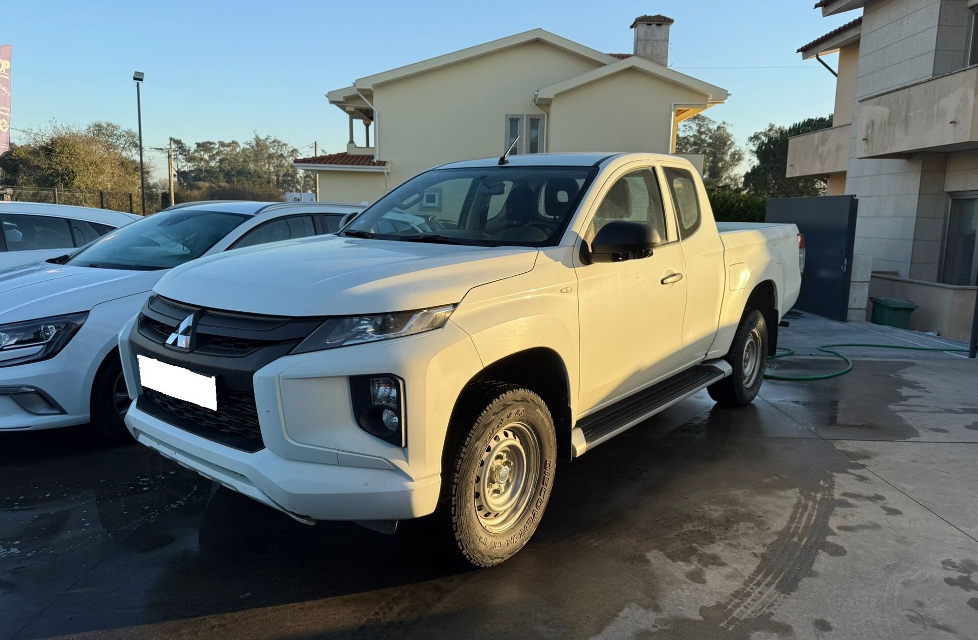 MITSUBISHI L 200 2.4 DI-D CD Invite 4WD