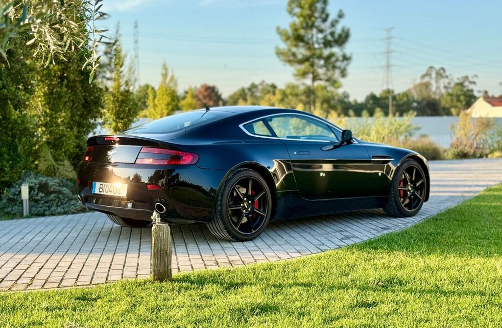 ASTON MARTIN Vantage V8 Coupé
