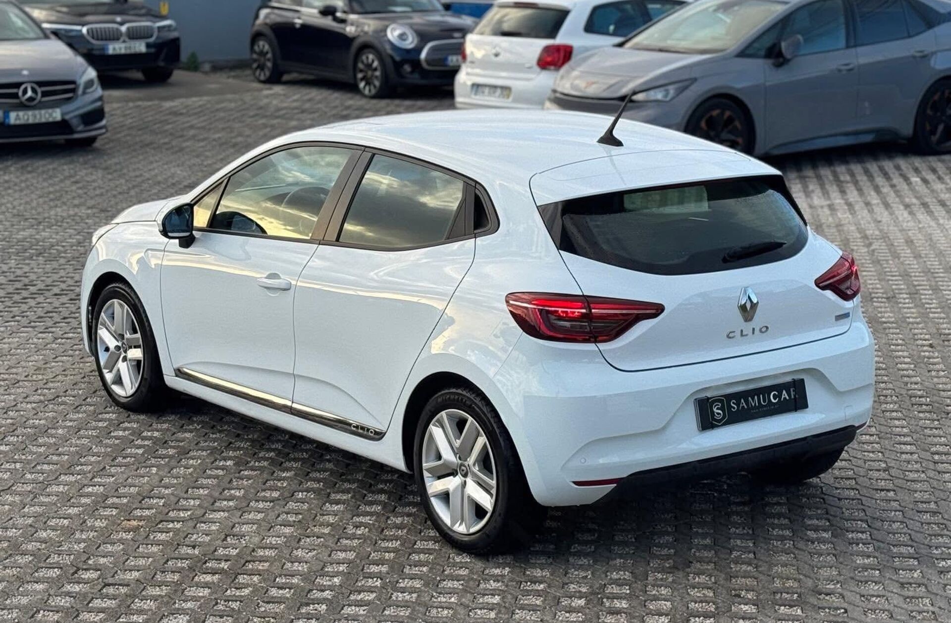 RENAULT Clio 1.6 E-Tech Intens