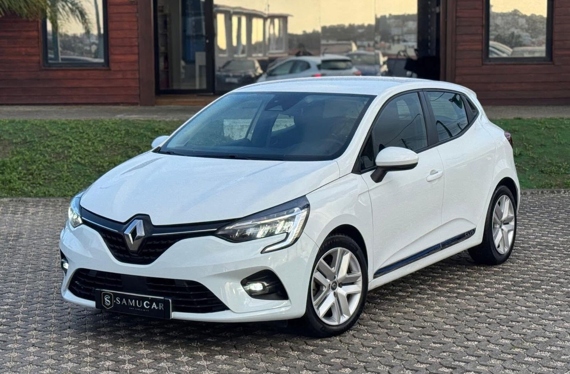 RENAULT Clio 1.6 E-Tech Intens