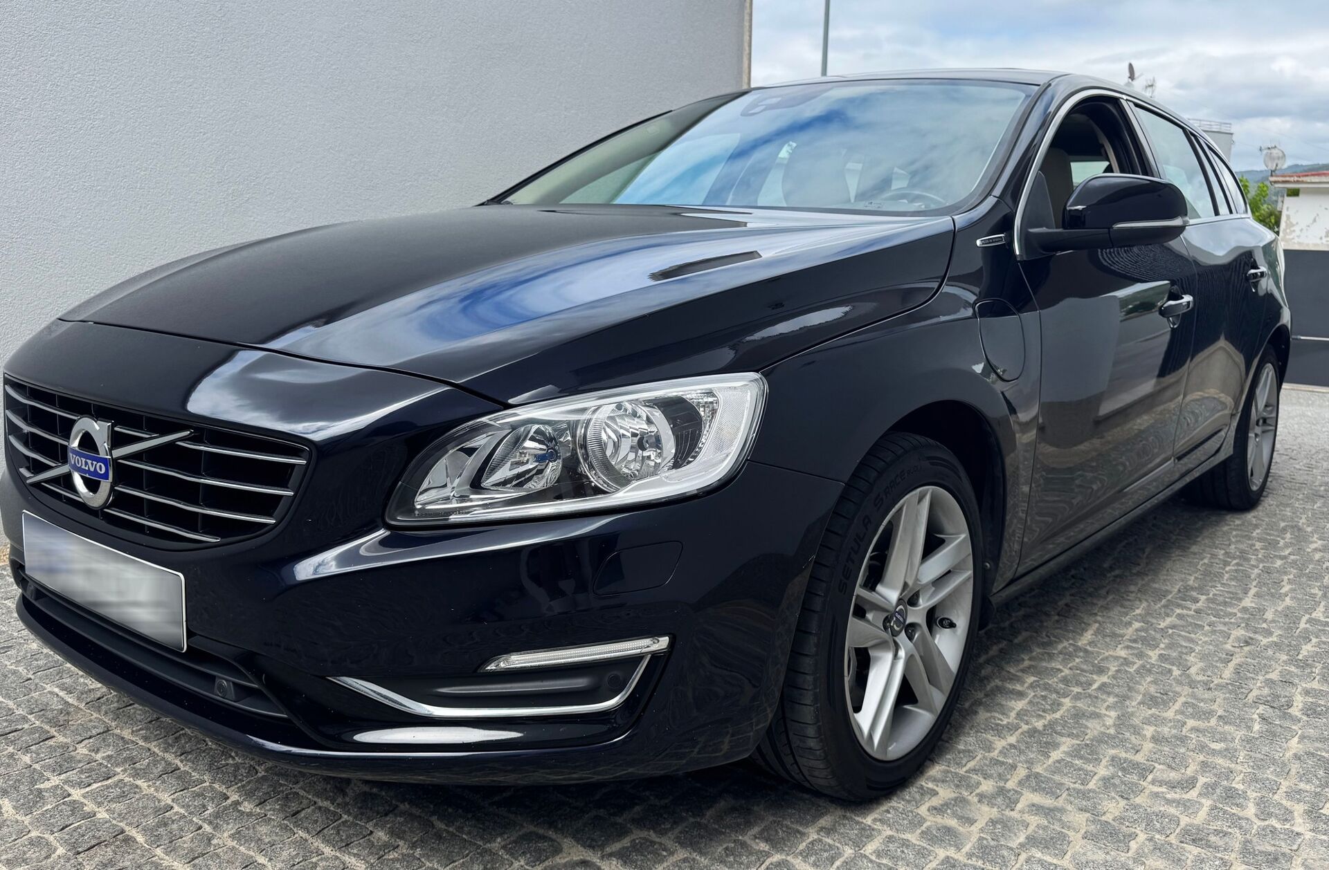 VOLVO V60 2.4 D6 Summum AWD Phev