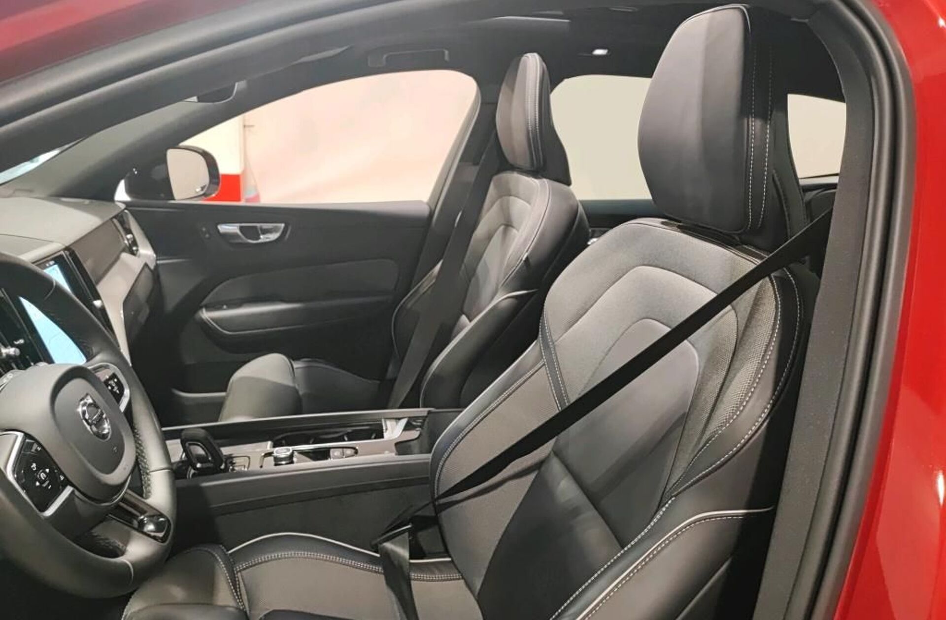 VOLVO XC60 2.0 T6 PHEV R-Design AWD