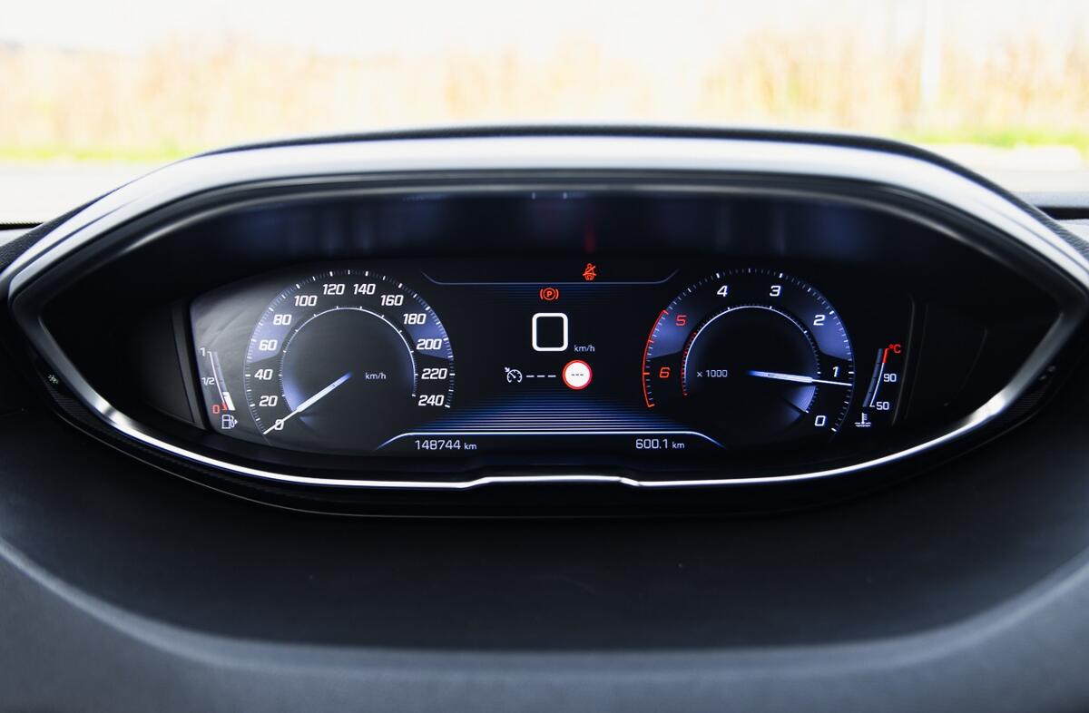 PEUGEOT 3008 1.5 BlueHDi Allure