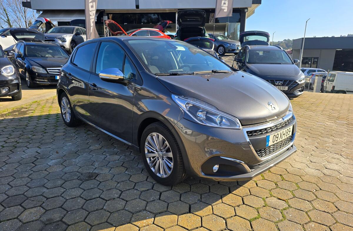 PEUGEOT 208 1.2 PureTech Signature