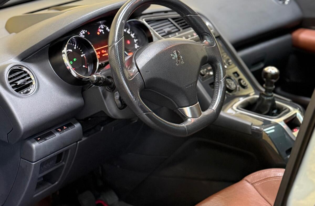 PEUGEOT 5008 1.6 HDi Sport