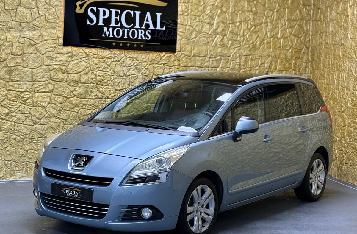 PEUGEOT 5008 1.6 HDi Sport