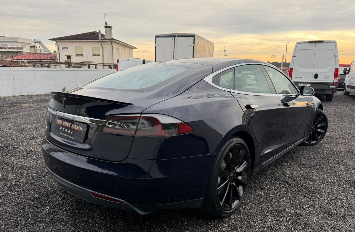 TESLA Model S 60